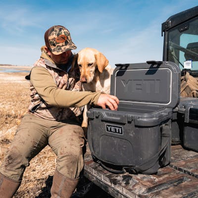 YETI Roadie® 15 Hard Cooler 230090 PDP Roadie 15 Product Overview P1 Desktop 2x yeticoolershop.com YETI Roadie® 15 Hard Cooler 230090 PDP Roadie 15 Product Overview P1 Desktop 2x yeticoolershop.com