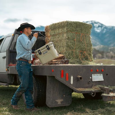 YETI Roadie® 15 Hard Cooler 230090 PDP Roadie 15 Product Overview P5 Desktop 2x yeticoolershop.com YETI Roadie® 15 Hard Cooler 230090 PDP Roadie 15 Product Overview P5 Desktop 2x yeticoolershop.com