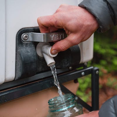 YETI Silo® 6G Water Cooler PDP SiloWaterCooler SurePour Spigot Product Overview P2 Desktop 2x yeticoolershop.com