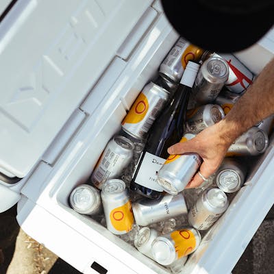 YETI Tundra® 350 Hard Cooler Tundra 45 Hard Cooler Product Overview Image Neverfail Hinge System 1x yeticoolershop.com YETI Tundra® 350 Hard Cooler Tundra 45 Hard Cooler Product Overview Image Neverfail Hinge System 1x yeticoolershop.com